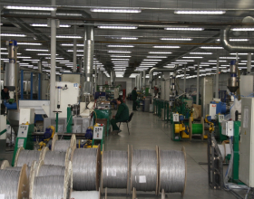 Наложение оболочки при изготовлении кабеля Инсил производства НПП Интех в Софрино